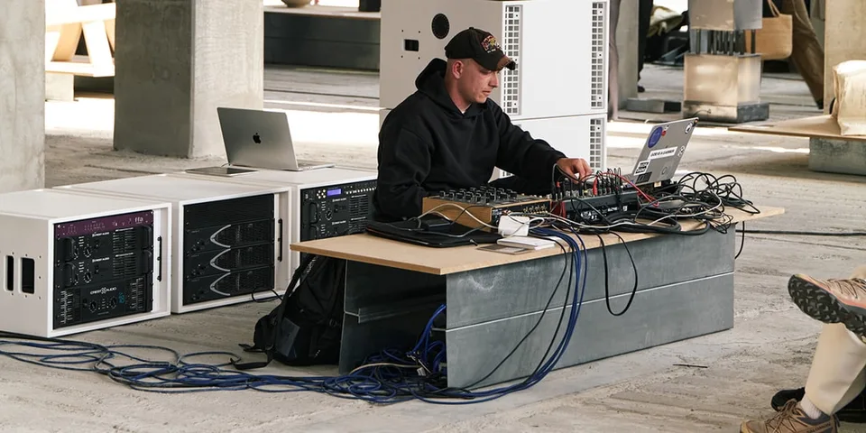 DJ mixant de la musique avec équipement et ordinateur portable.