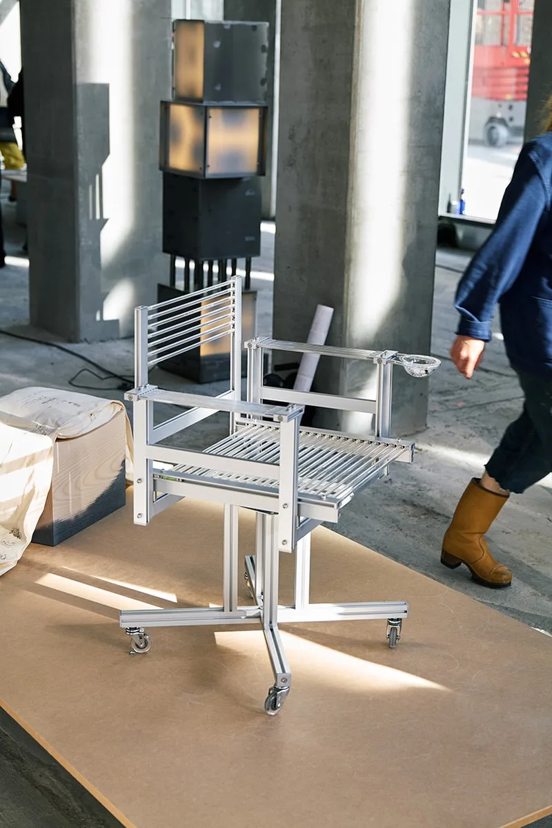 Chaise en métal sur roulettes dans un espace industriel.