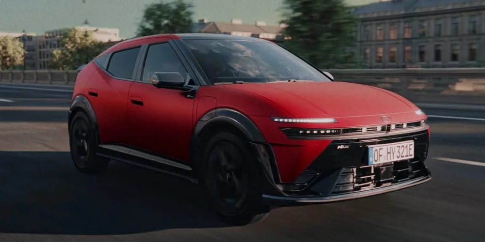 Voiture rouge moderne sur une route urbaine