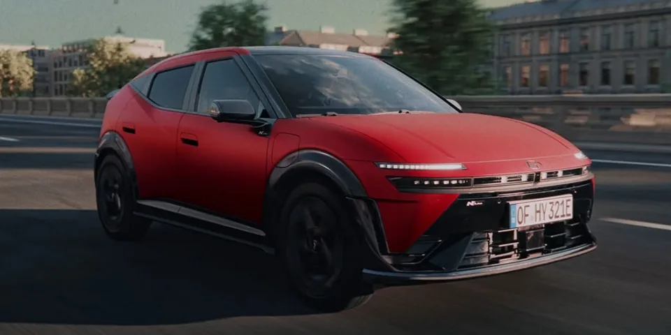 Voiture rouge moderne sur une route urbaine
