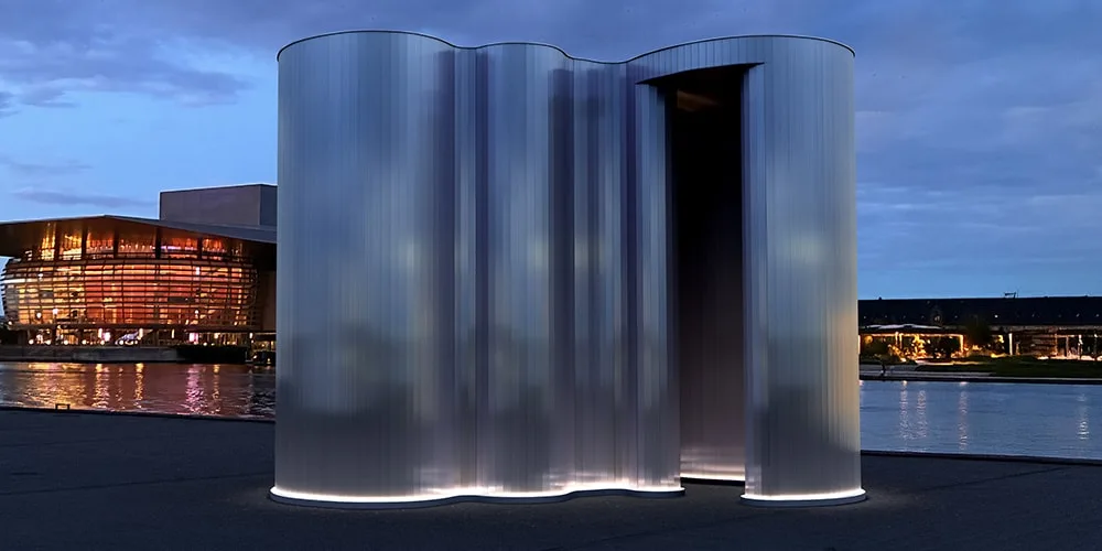 Pavillon moderne près de l'eau avec architecture ondulée.