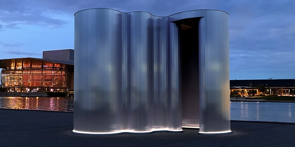 Pavillon moderne près de l'eau avec architecture ondulée.