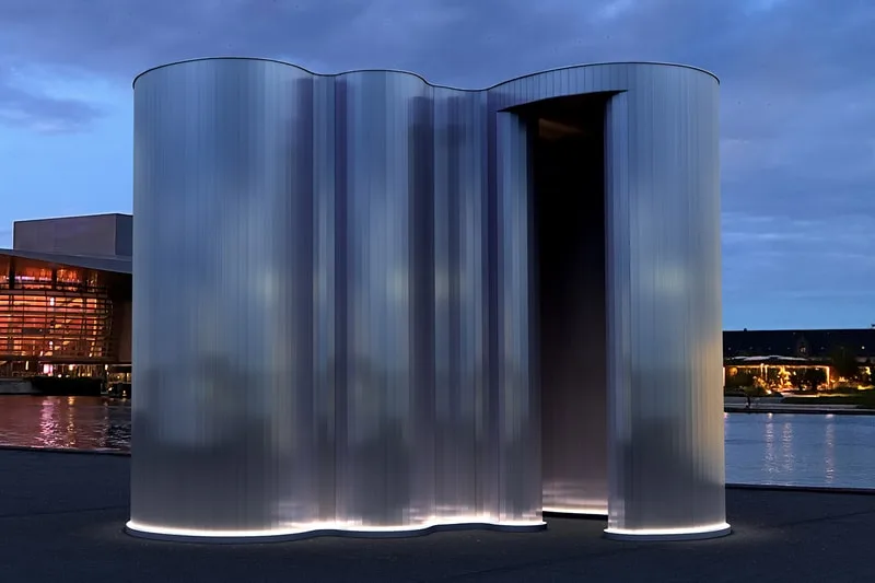 Installation artistique moderne avec une structure métallique illuminée.