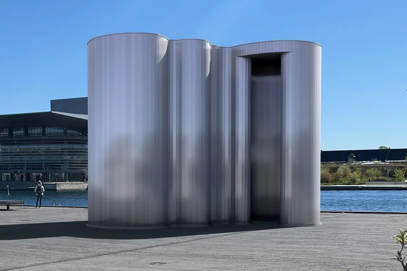 Structure métallique moderne sur un quai, avec ciel bleu en arrière-plan
