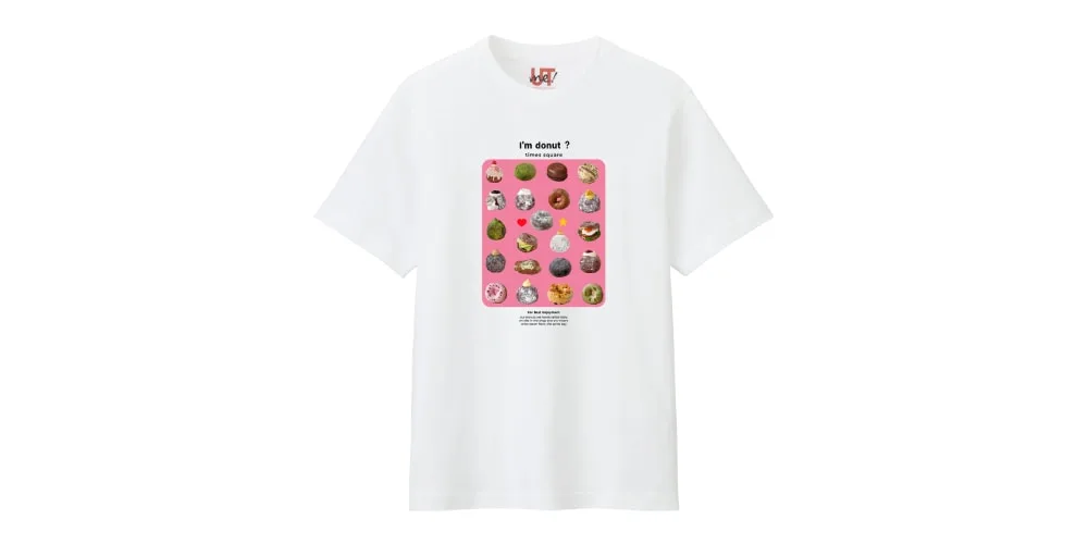 T-shirt blanc avec motifs roses et texte, style décontracté.
