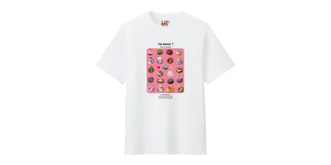 T-shirt blanc avec motifs roses et texte, style décontracté.