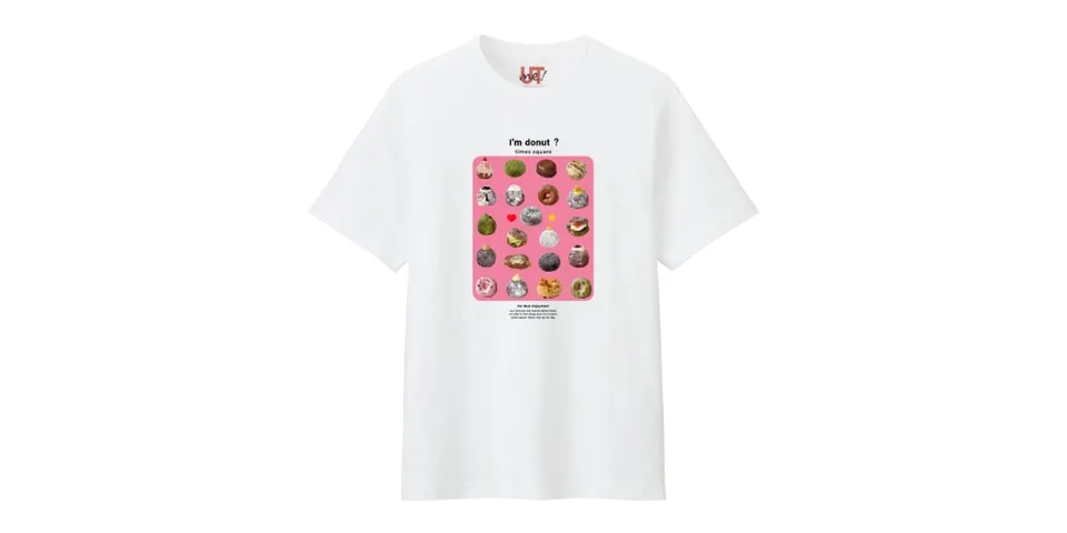 T-shirt blanc avec motifs roses et texte, style décontracté.