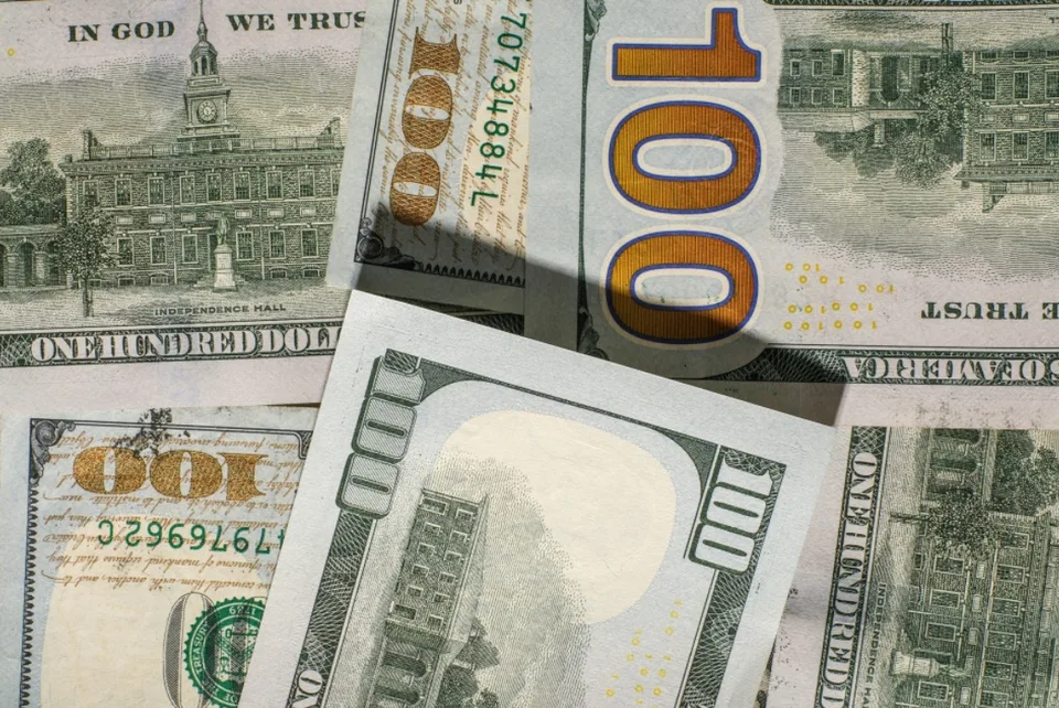 Gros plan sur plusieurs billets de 100 dollars américains
