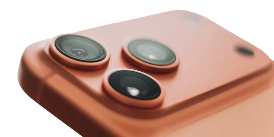 Caméra de smartphone, trois objectifs visibles, couleur orange.