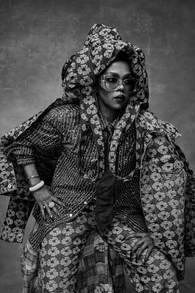Personne habillée de vêtements à motifs, pose artistique.