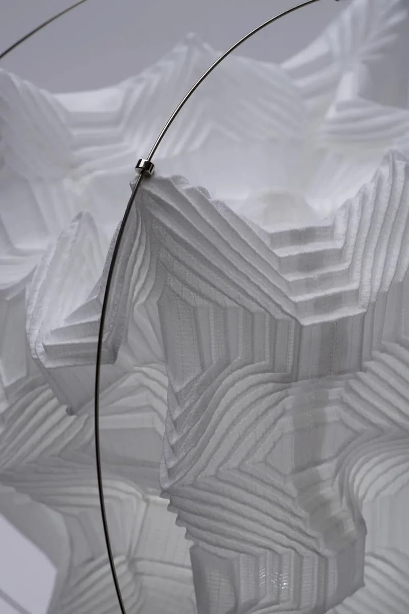 issey-miyake-decline-ses-plis-iconiques-en-deco/carousel-5.jpg