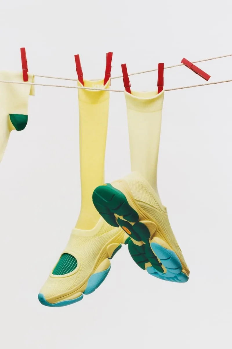 Chaussures jaunes avec chaussettes assorties suspendues par des pinces à linge rouges.