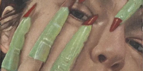 Gros plan d'un visage avec des ongles rouges et verts sur le visage