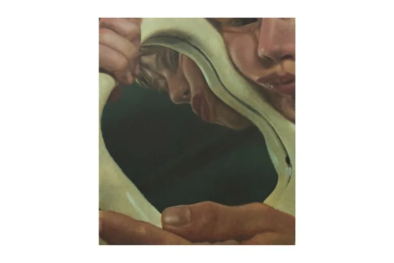 Deux visages reflétés dans un miroir irrégulier, tenant le miroir.