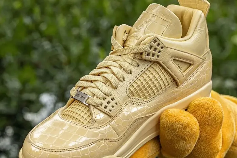 Basket beige avec motif crocodile et lacets assortis.