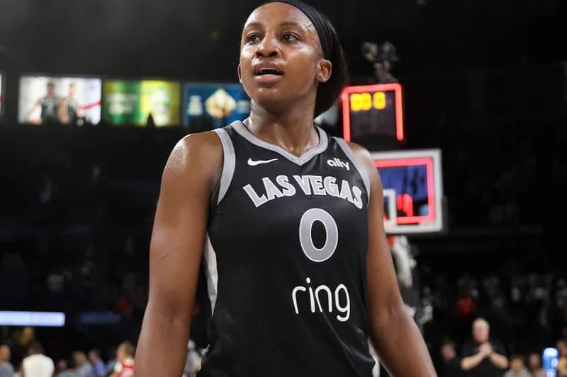 Joueuse de basket avec maillot de Las Vegas, numéro 0.