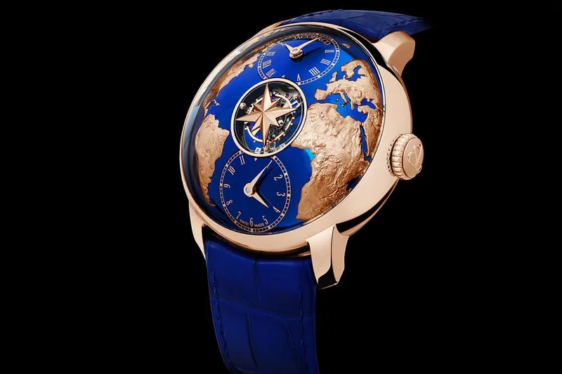 Montre luxueuse avec carte du monde et cadran bleu, bracelet en cuir bleu.