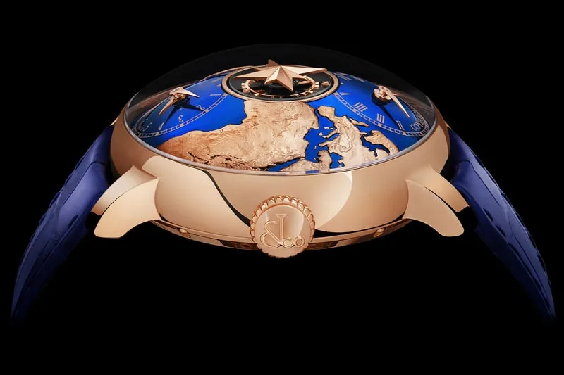 Montre de luxe avec cadran bleu et or représentant la Terre en relief.