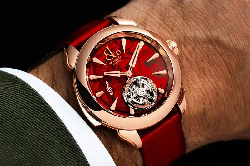 Montre-bracelet rouge et or avec un cadran complexe.
