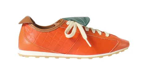 Chaussure orange avec motif crocodile et lacets beiges