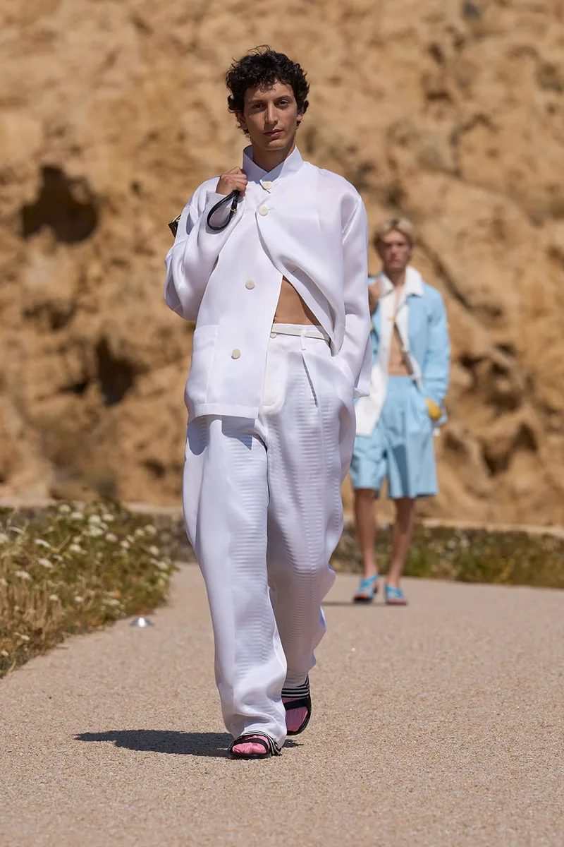 jacquemus-une-collection-enchanteresse-a-la-corse/carousel-15.jpg