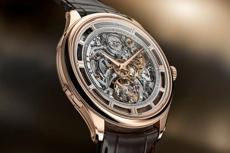 Montre complexe à mécanisme visible et boîtier en or, bracelet en cuir marron.