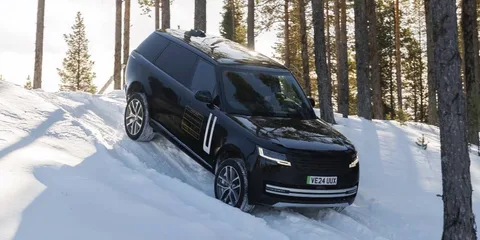 SUV noir roulant dans la neige en forêt