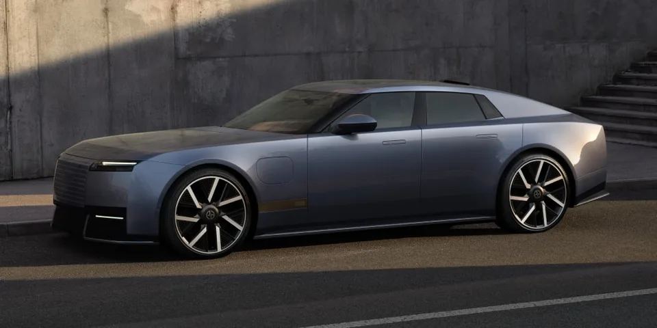 Voiture de luxe moderne sur la route, design élégant et futuriste.