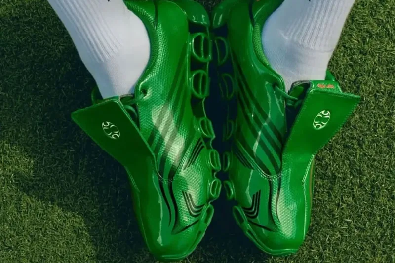 Chaussures de football vertes brillantes sur gazon.