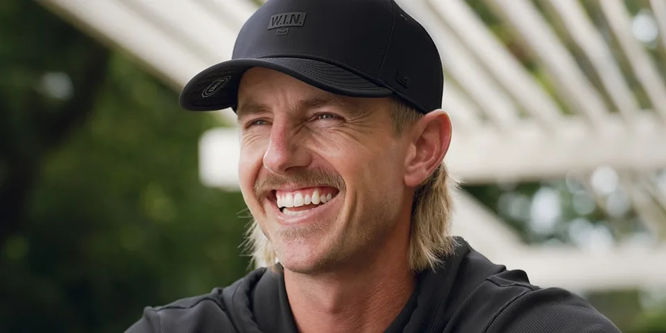Homme avec casquette souriant, fond flou