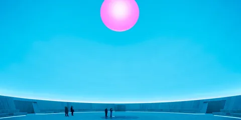 Personnes sous un grand ciel bleu et une sphère rose lumineuse.
