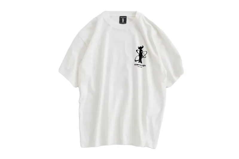 T-shirt blanc avec dessin imprimé, manches courtes.