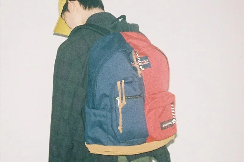 Homme portant un sac à dos coloré, style décontracté.