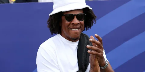 Homme avec chapeau blanc et lunettes de soleil applaudissant, fond bleu