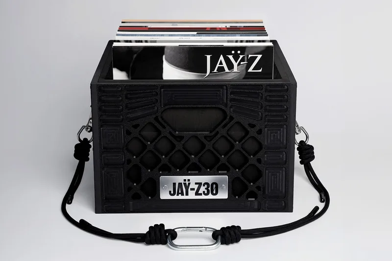 Boîte à vinyles avec disques JAY-Z rangés à l'intérieur.