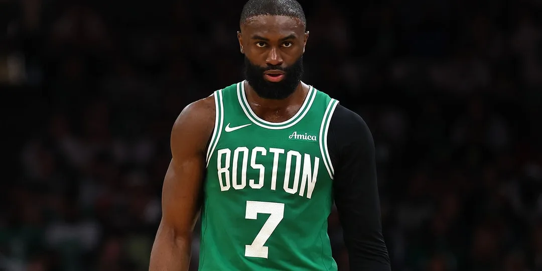 Joueur de basket en tenue verte de Boston, sur le terrain.