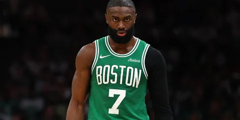 Joueur de basket en tenue verte de Boston, sur le terrain.