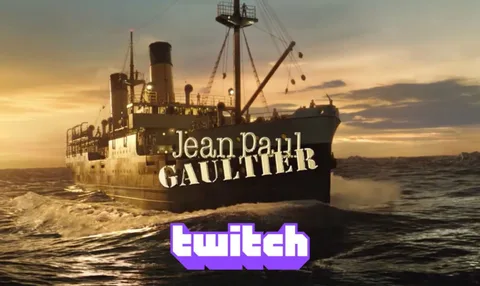 Bateau avec texte Jean Paul Gaultier et logo Twitch sur fond de mer et ciel.