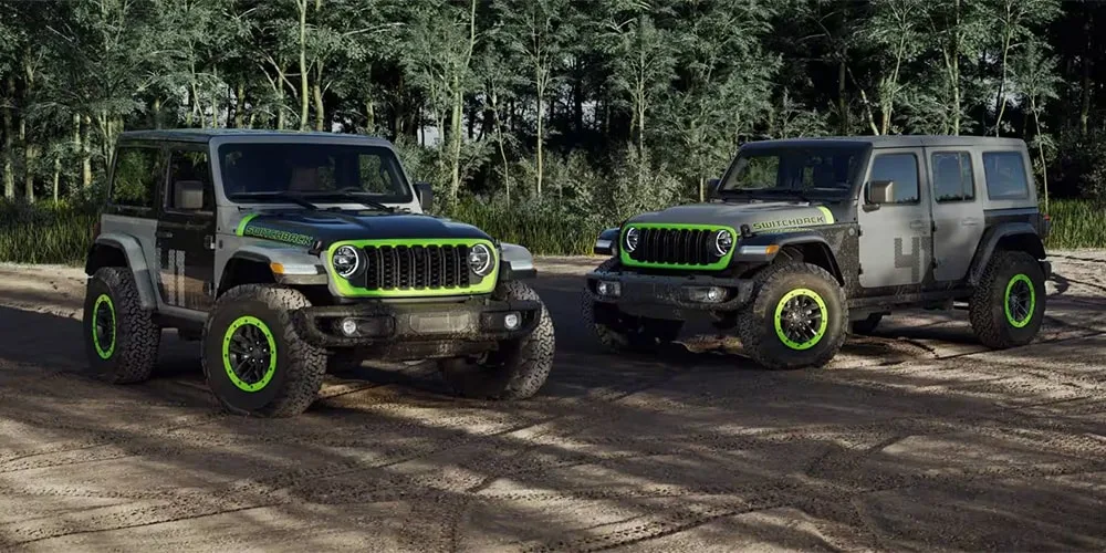 Deux véhicules tout-terrain avec des accents verts en forêt.
