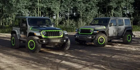 Deux véhicules tout-terrain avec des accents verts en forêt.
