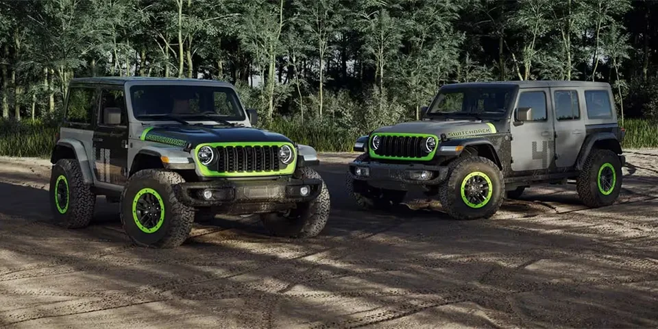 Deux véhicules tout-terrain avec des accents verts en forêt.