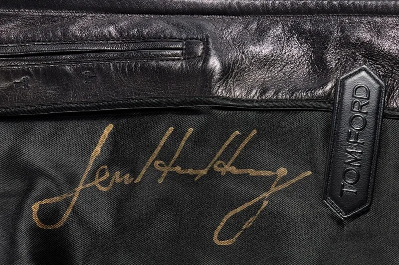 Logo Tom Ford signé sur une veste en cuir noir.