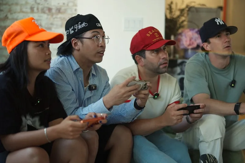 Quatre personnes jouent à un jeu vidéo avec des manettes.
