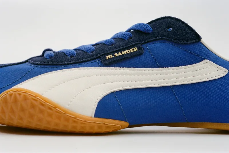 Chaussure bleue et blanche Jil Sander avec semelle marron.