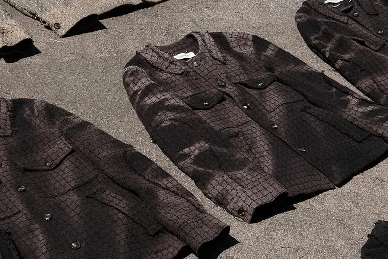 Vestes structurées noires posées au sol, style élégant et moderne.