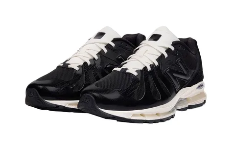 Chaussures de sport noires et blanches New Balance vues de face