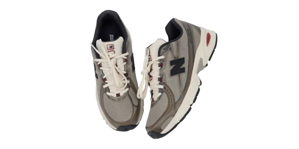Paire de baskets New Balance grises et beiges vue de dessus.