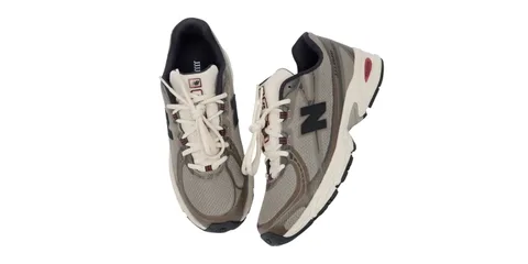 Paire de baskets New Balance grises et beiges vue de dessus.