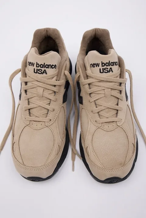 Chaussures New Balance beiges vues de dessus.