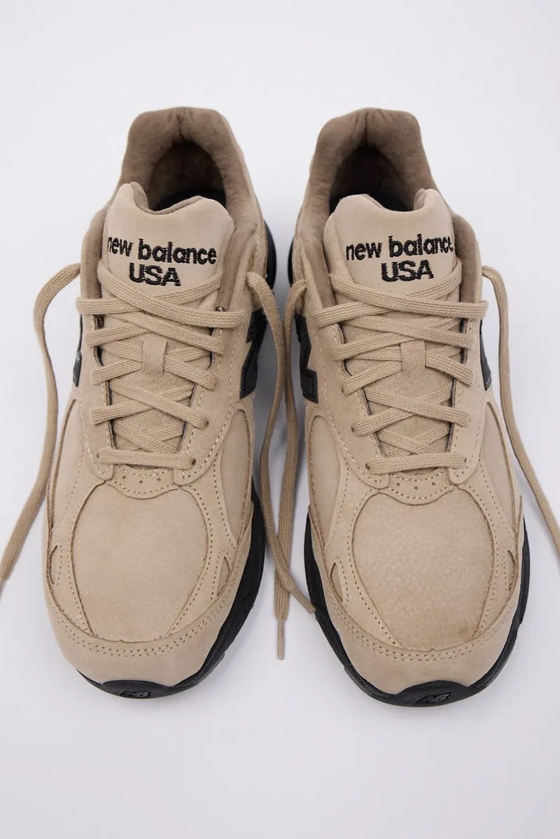 Chaussures New Balance beiges vues de dessus.